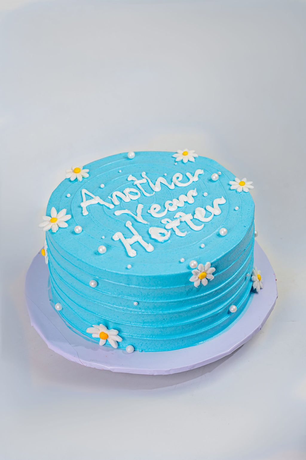 The Pearl & Diasy Cake