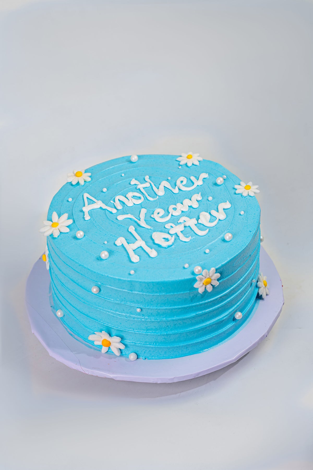 The Pearl & Diasy Cake