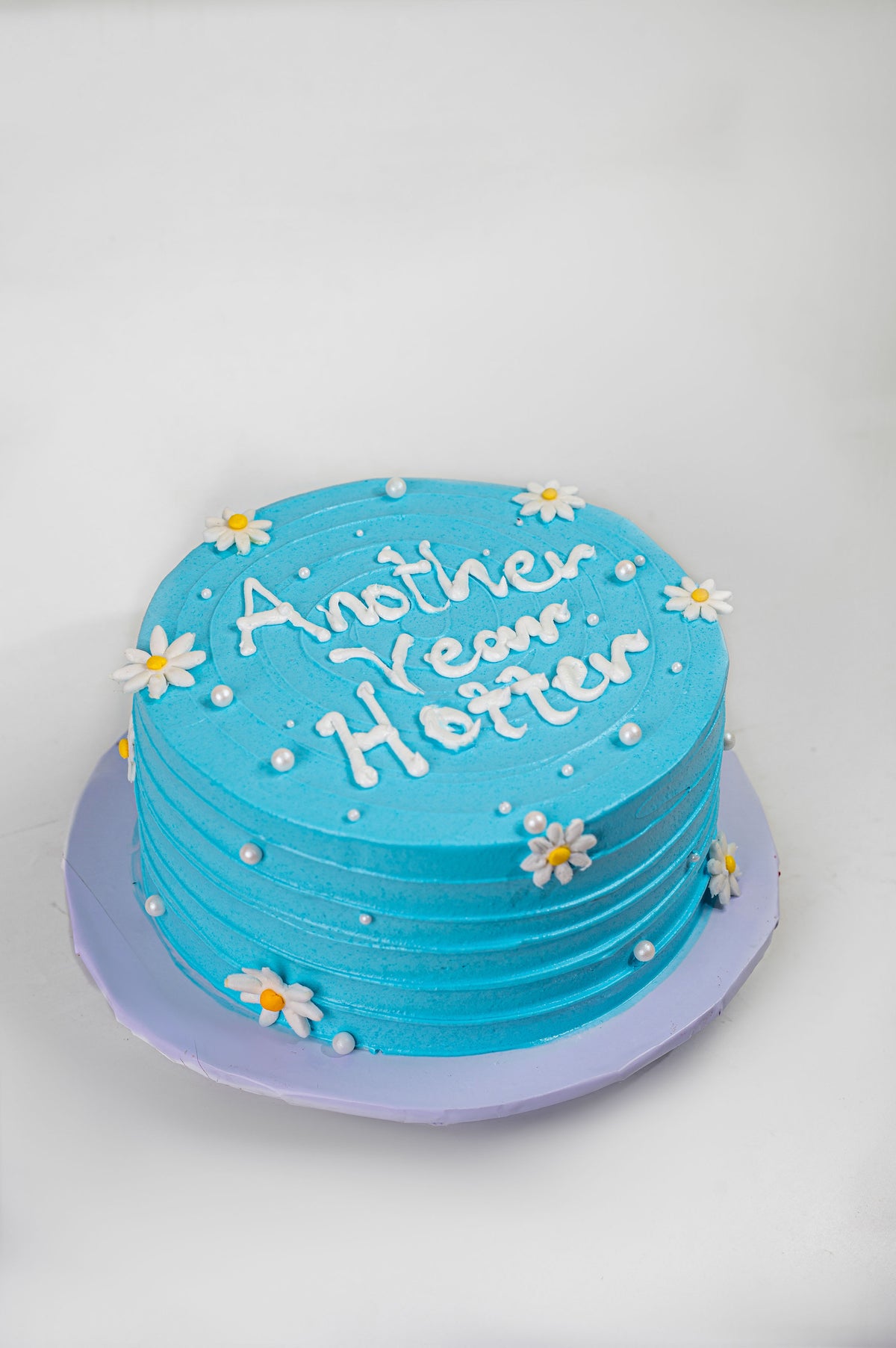 The Pearl & Diasy Cake