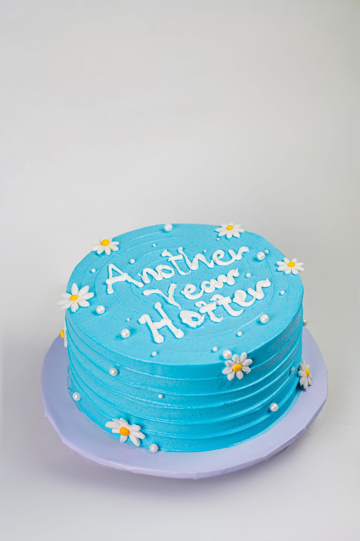 The Pearl & Diasy Cake