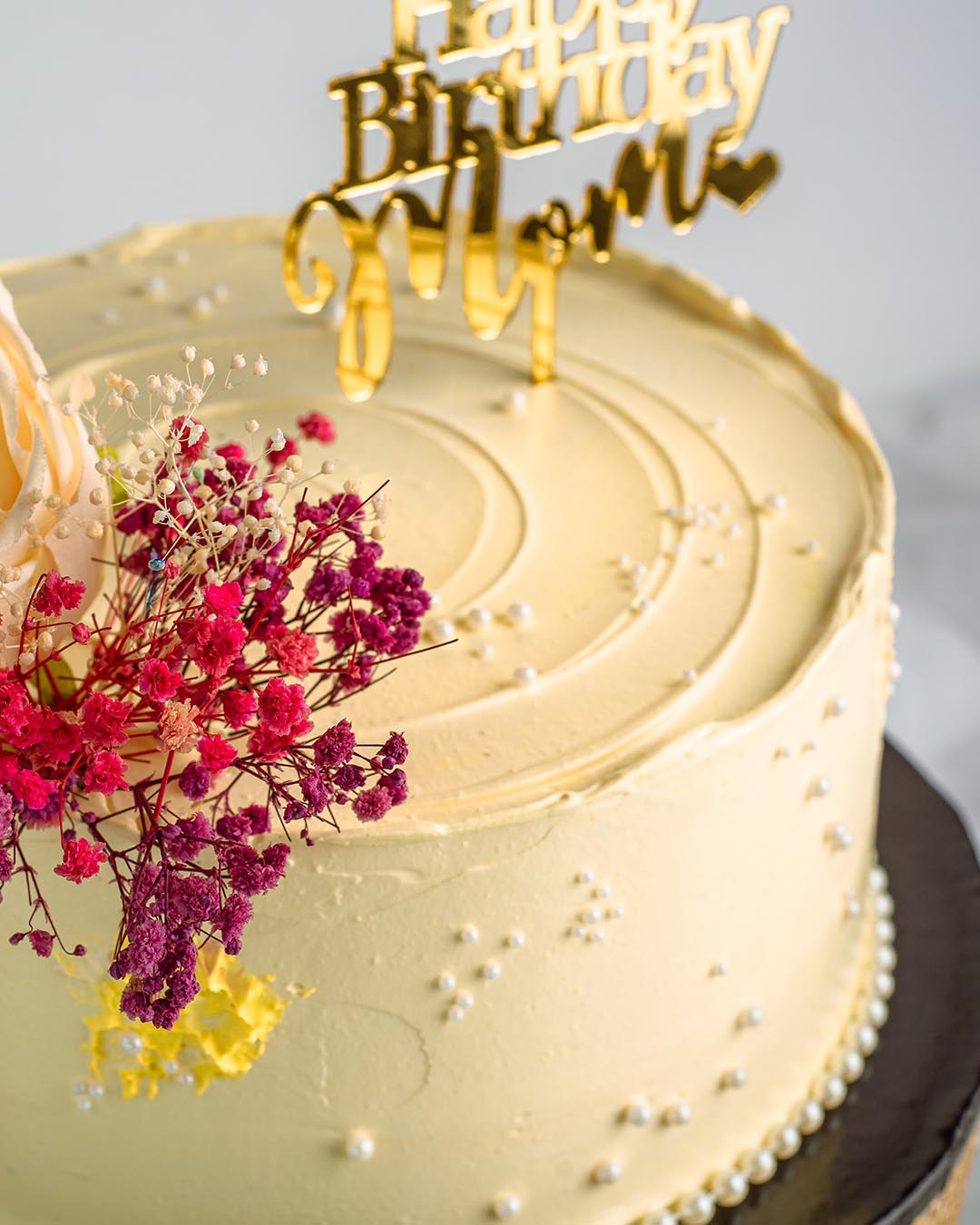 The Cream and Flowers Cake image 1
